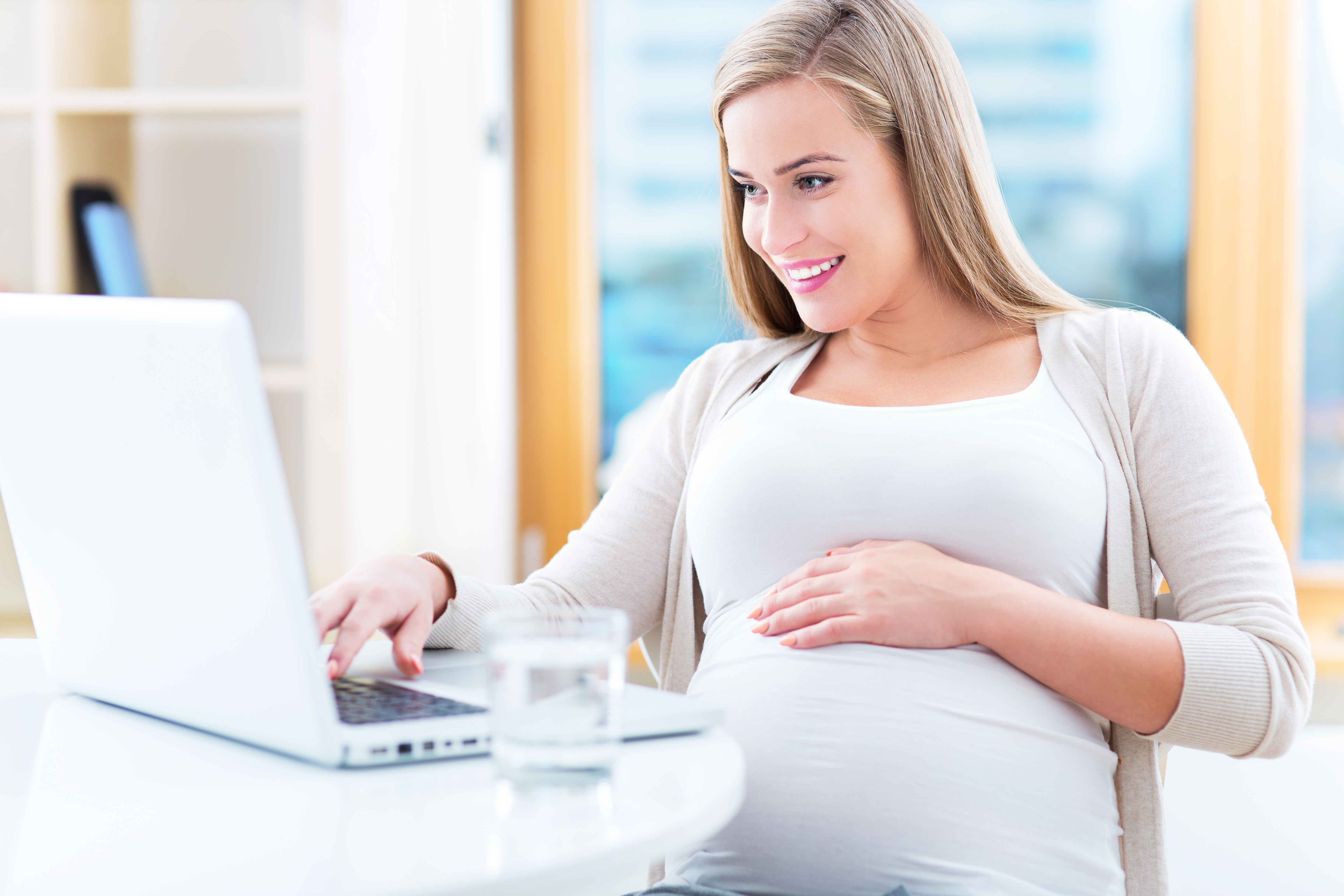 Труд беременных. Беременная женщина. Беременная девушка с ноутбуком. Беременные за компьютером. Беременная женщина за ноутбуком.